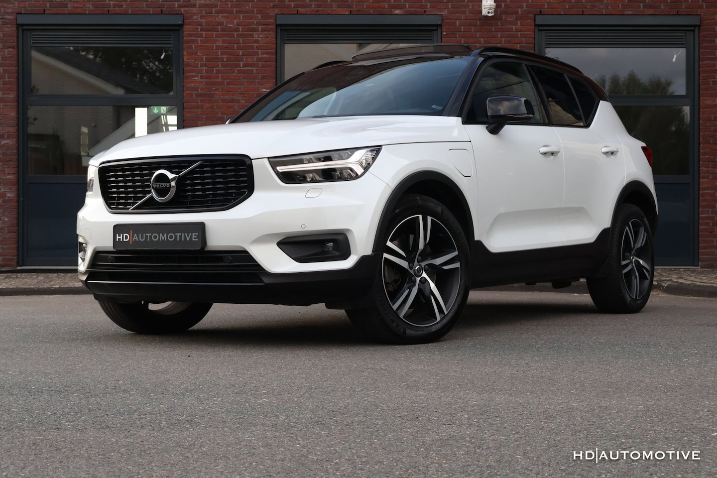 Volvo XC40 - 1.5 T5 Twin Engine R-Design PANO LEDER H/K CAM - AutoWereld.nl