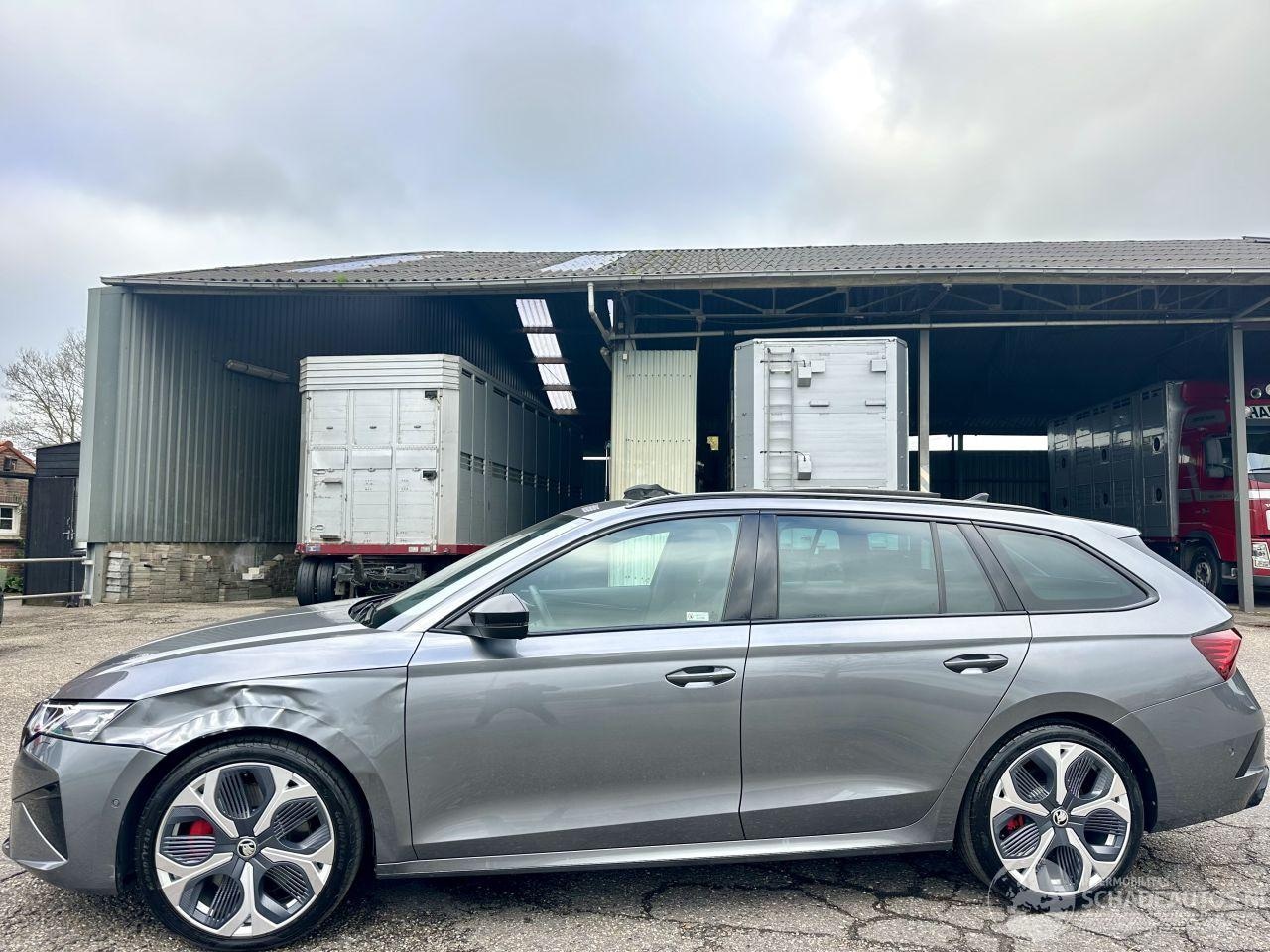 Skoda Octavia Combi - RS 2.0 TSI 265pk Aut + F1 Combi - pano - crystal light - front + line + side assist - virt - AutoWereld.nl