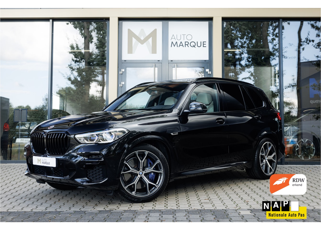 BMW X5 - xDrive45e | High Executive | M-Sportpakket | Skylounge Panoramadak | 21" LM Velgen | Bower - AutoWereld.nl
