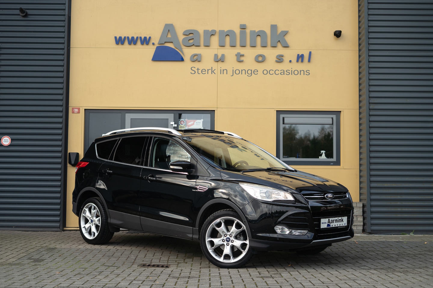 Ford Kuga - 1.6 150 pk Titanium Trekhaak, navigatie, lederen bekleding, winterpack. - AutoWereld.nl