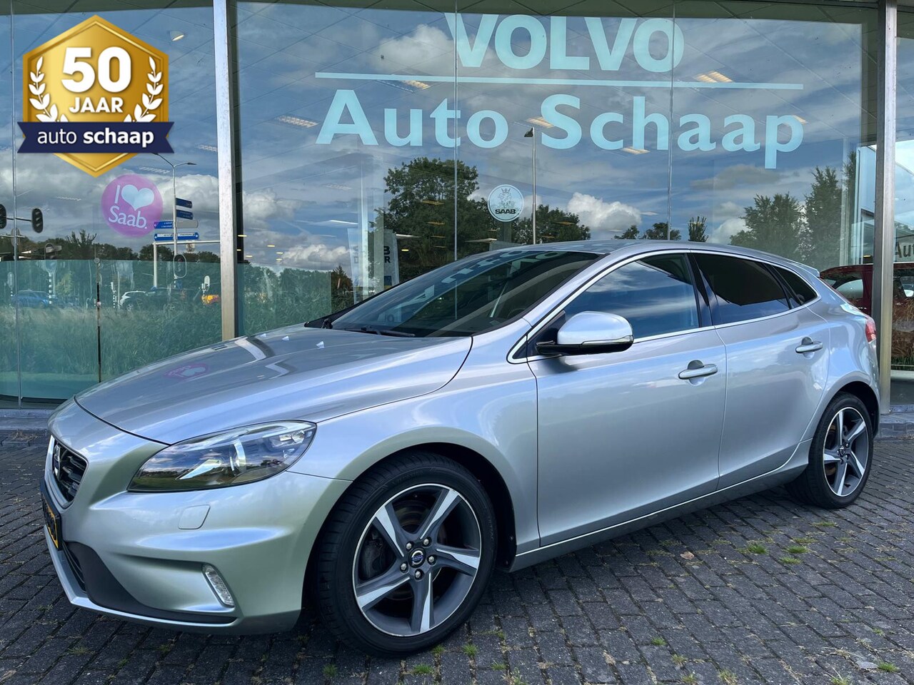 Volvo V40 - 1.6 T2 R-Design | Rijklaar incl garantie | Trekhaak Navigatie Donker getint glas - AutoWereld.nl