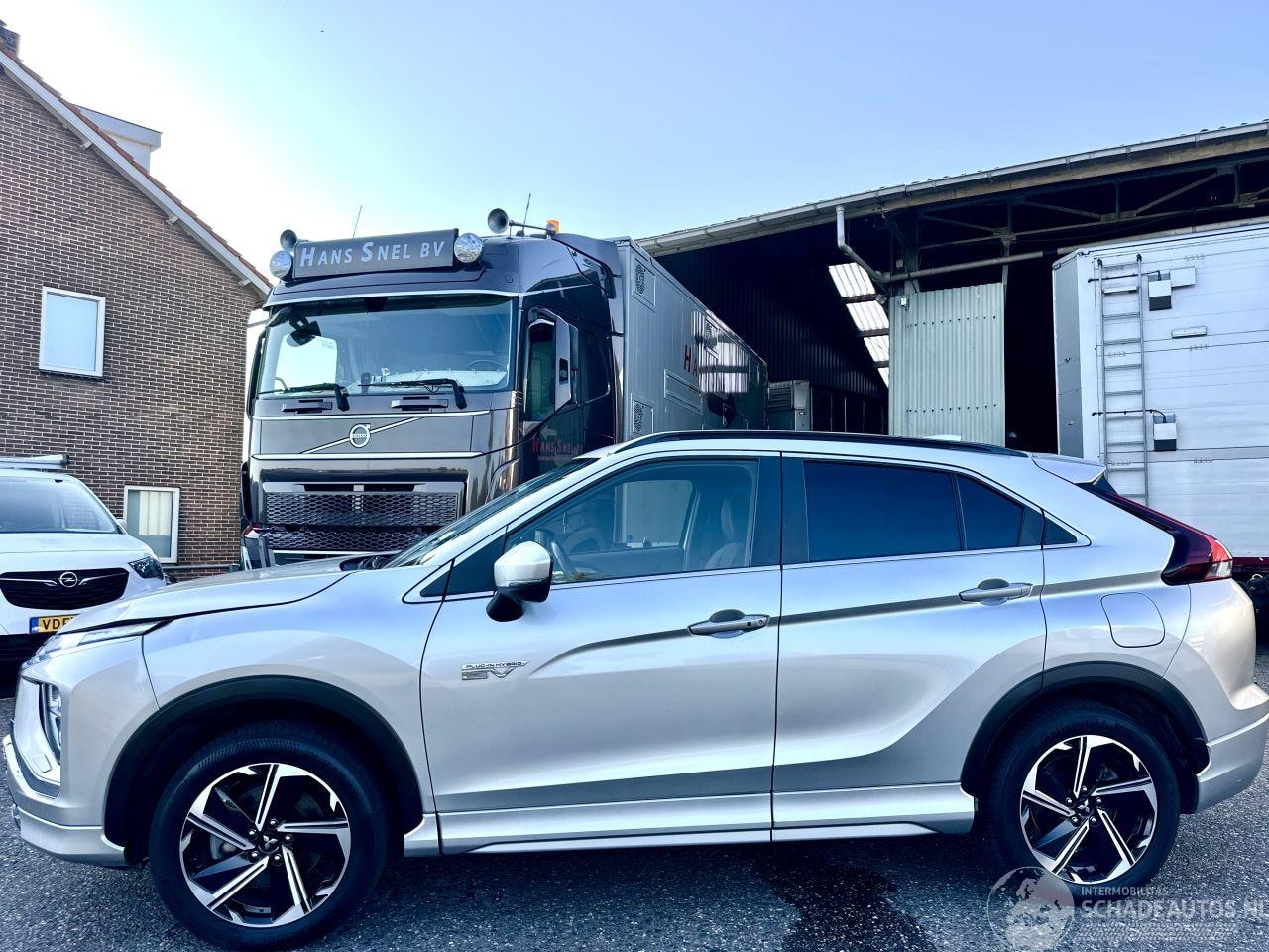 Mitsubishi Eclipse Cross - 2.4 PHEV Plug-In Hybr aut 4WD Exec - nap - 1e eig - xenon - 360cam - front + line + side a - AutoWereld.nl