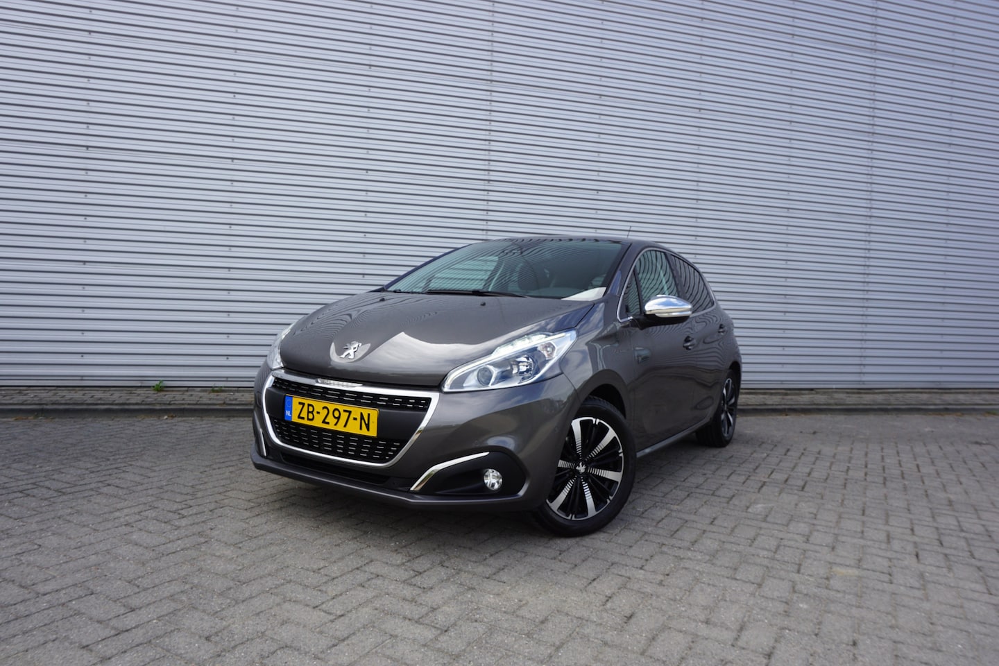 Peugeot 208 - 1.2 PureTech Tech Edition Climate / Navi / Cruise / Camera / PDC / Carplay / Elektr. ramen - AutoWereld.nl