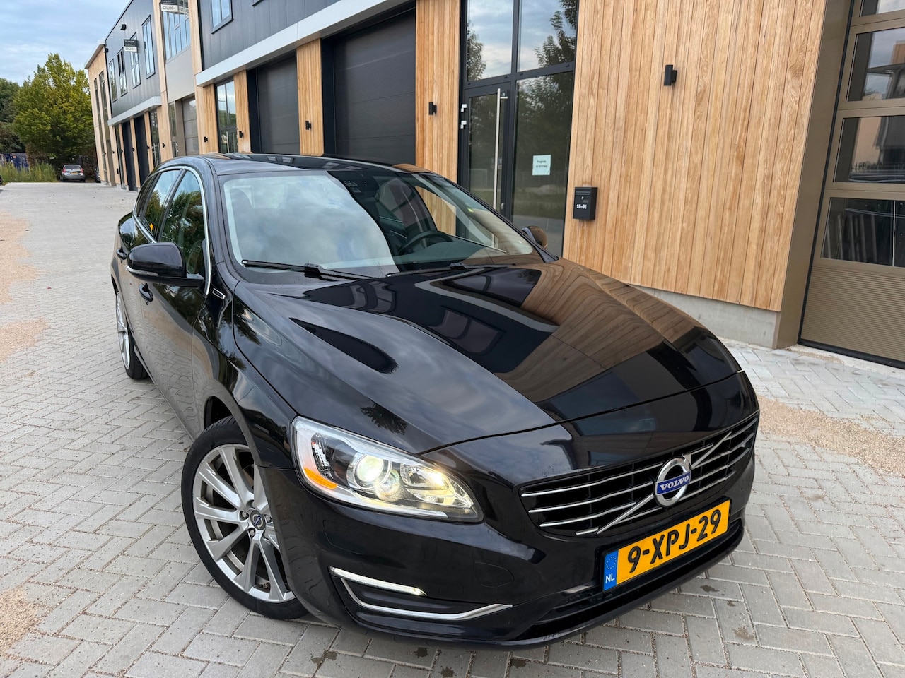 Volvo V60 - 2.4 D6 AWD Plug-In Hybrid Summum (bj 2014) XENON|LEER|MEMORY - AutoWereld.nl