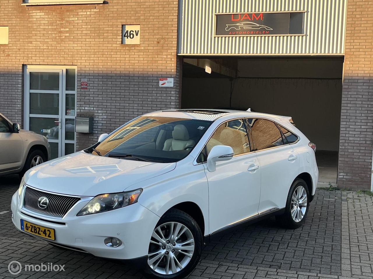 Lexus RX 450h - 4WD President LEDER, Panoramadak, Dealer onderhouden! Fijne auto met 18" LMV met All Seaso - AutoWereld.nl