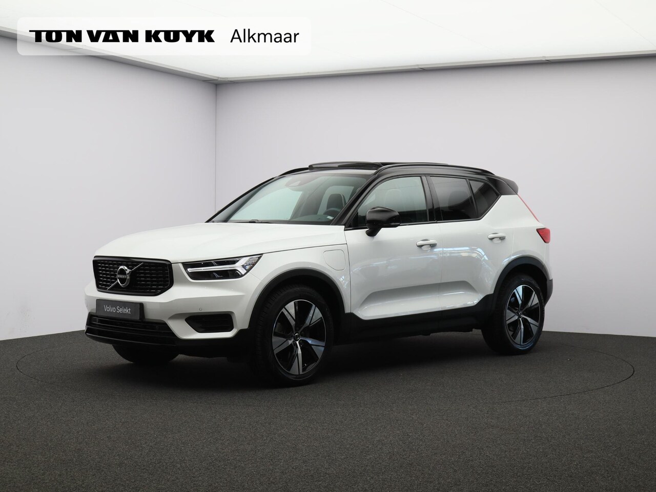 Volvo XC40 - T5 262PK Plug in Hybrid R-Design / Trekhaak / Panoramisch Dak / Verwarmbare Voorstoelen+St - AutoWereld.nl