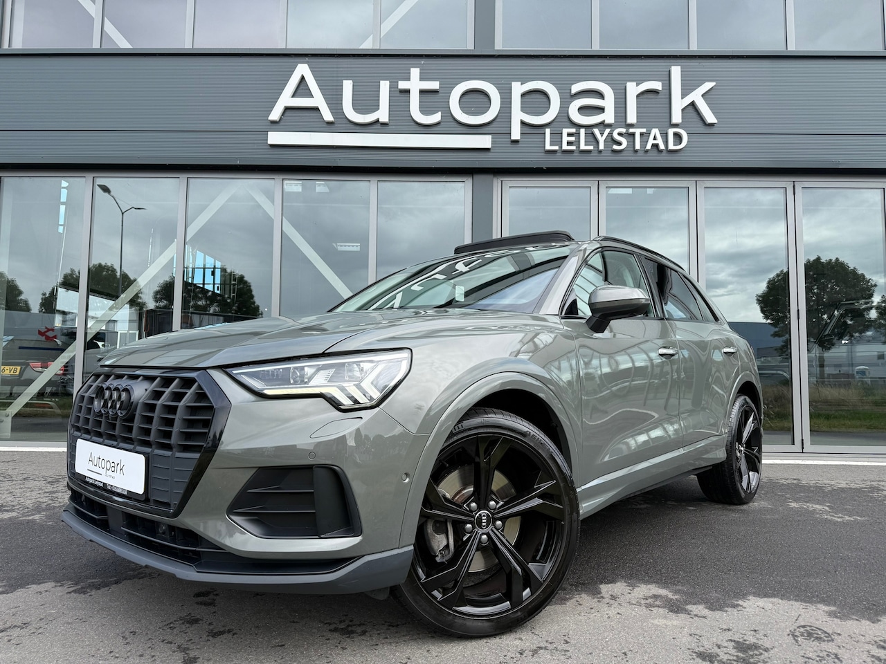 Audi Q3 - 40 TFSI Quattro S-Line PANO MATRIX LED 21'' Velgen - AutoWereld.nl
