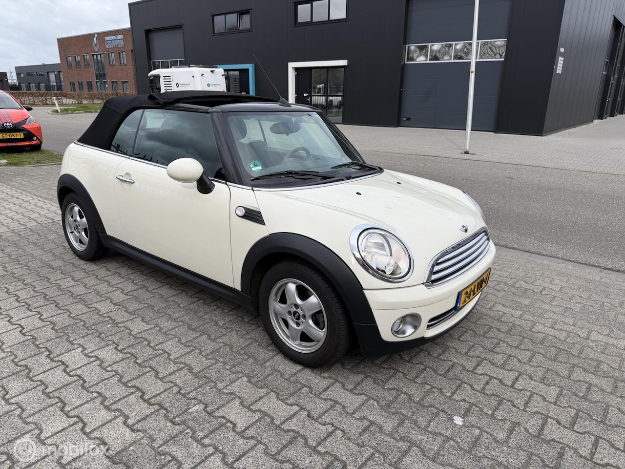 MINI Cabrio - 1.6 Cooper Pepper 120.000 km nap stoelverwarming - AutoWereld.nl