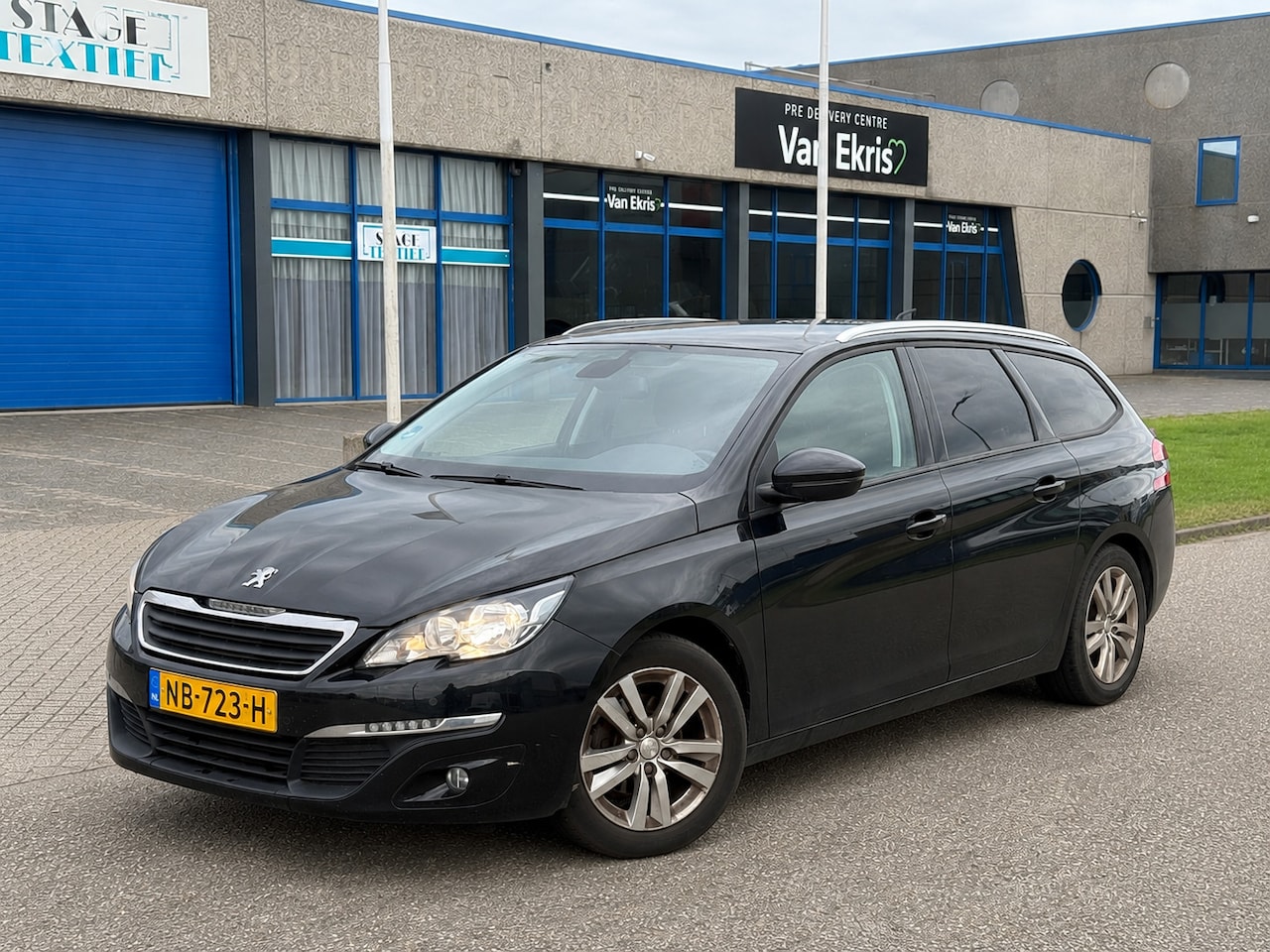 Peugeot 308 SW - 1.2 2017 Blue Lease Executive Trekhaak Airco - AutoWereld.nl