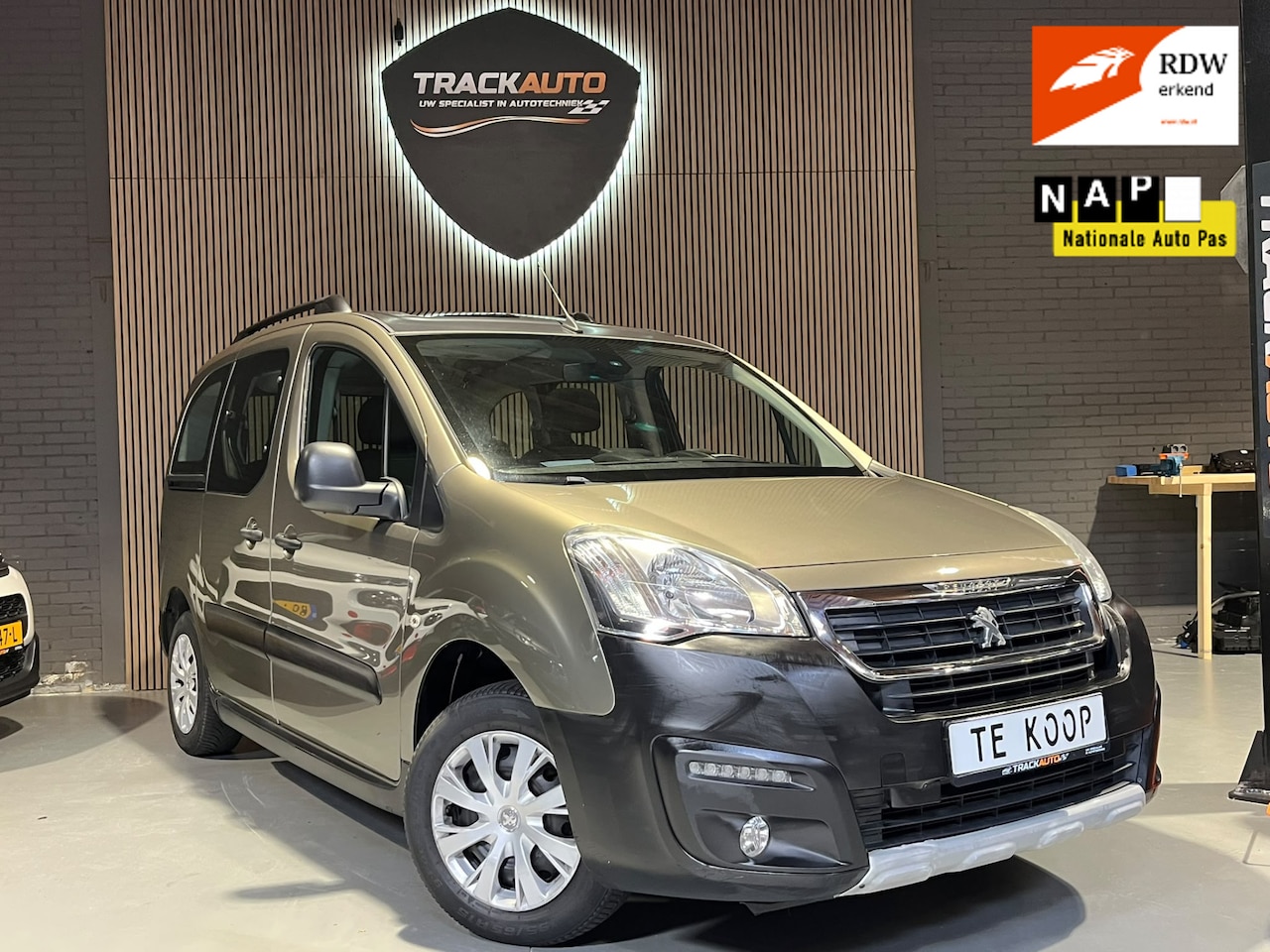 Peugeot Partner Tepee - 1.2 PureTech Allure Navi.ClimaC.CruiseC.Panodak.Trekhaak.LMV!!! - AutoWereld.nl