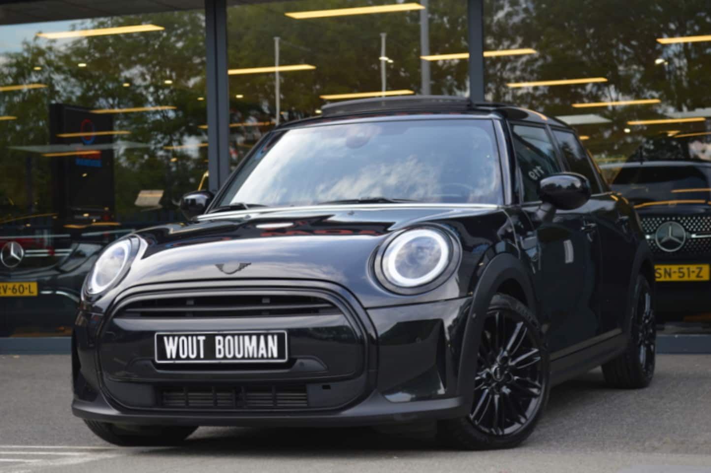 MINI 5-Deurs - 1.5 Cooper Aut. Led Leder Panorama Camera Harman/Kardon Head-Up Pdc - AutoWereld.nl