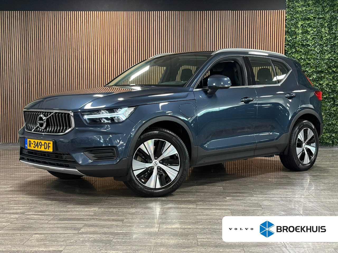 Volvo XC40 - T4 Recharge Inscription | Stoel en Stuurwielverwarming | Trekhaak | Parkeercamera | Cruise - AutoWereld.nl