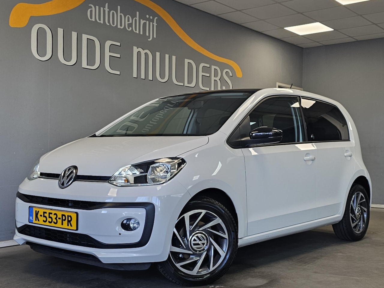 Volkswagen Up! - 1.0 high up! | Stoelverwarming | Getint glas | Lederen stuurwiel | - AutoWereld.nl