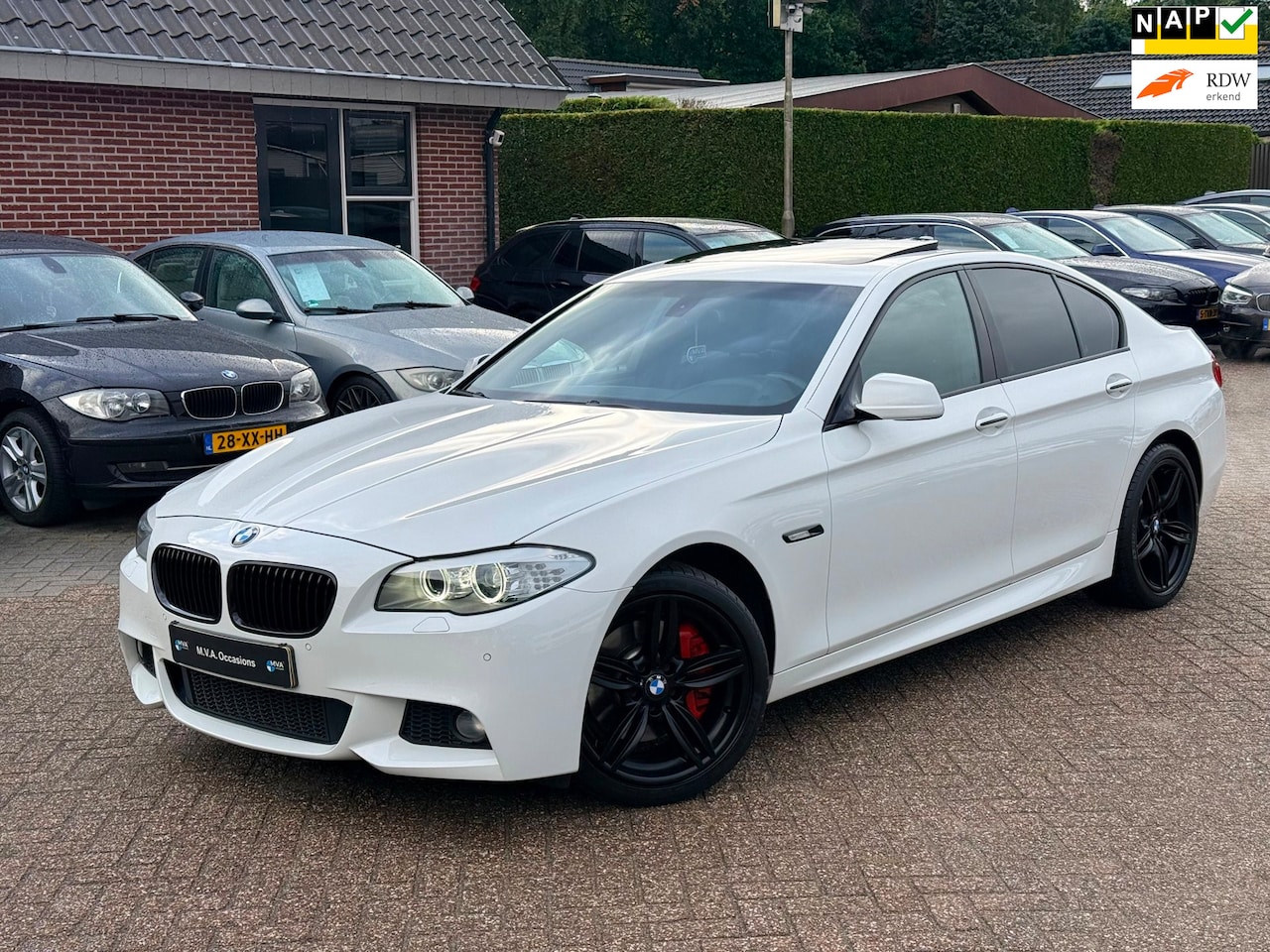 BMW 5-serie - 528i High Executive M Sport|Nieuwe Ketting|Trekhaak|19 inch M|Climate control|Dakje|Cruise - AutoWereld.nl