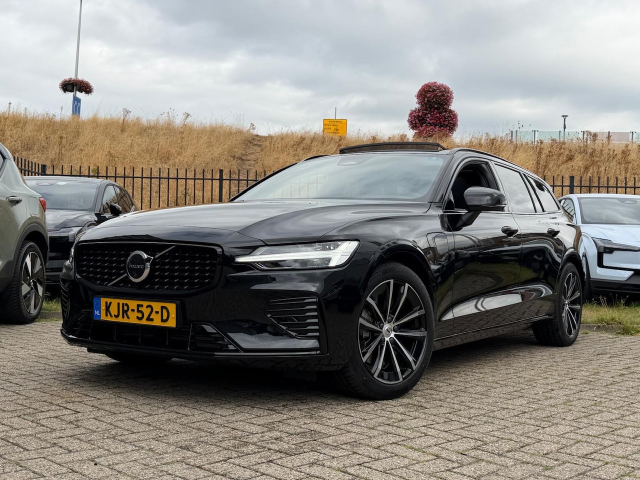 Volvo V60 - Vovo T8 455PK AWD Plus Dark | Panoramadak | 360° | Contourstoelen | Trekhaak - AutoWereld.nl