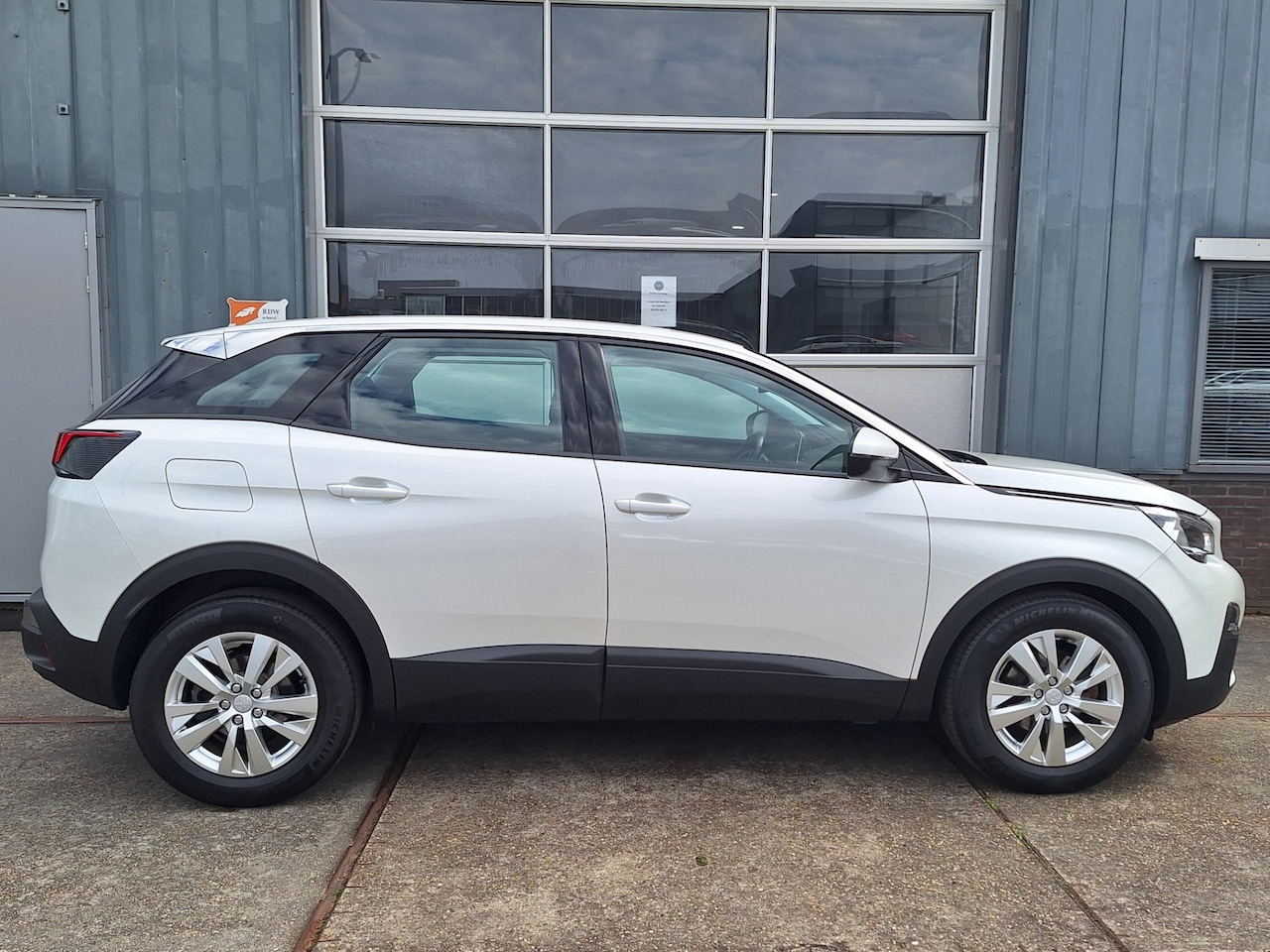 Peugeot 3008 - 1.2 PureTech Executive, Airco, Navigatie Pdc achter, Telefoon, 2e Eigenaar! - AutoWereld.nl