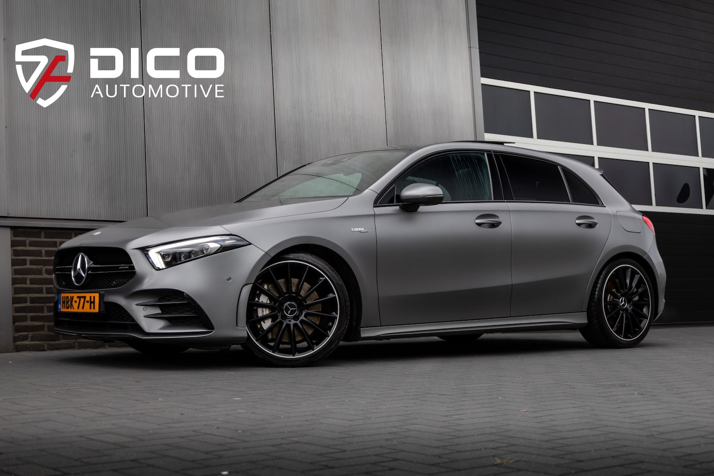Mercedes-Benz A-klasse - AMG 35 4MATIC 306 pk Premium Plus AMG-Pakket / Mat-Grijs/ Pano-Dak/ Camera/ Keyless/ Wide- - AutoWereld.nl