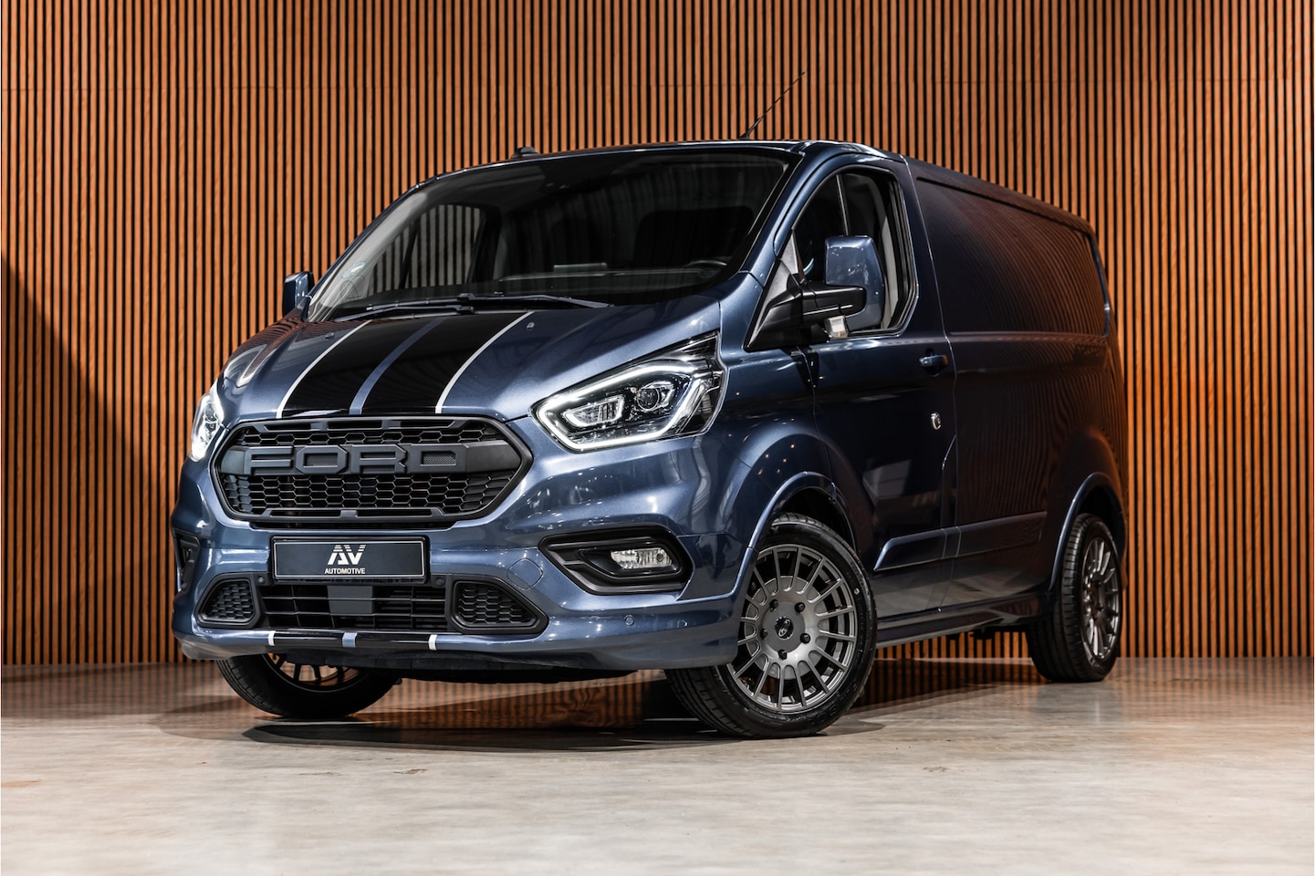 Ford Transit Custom - 290 2.0 TDCI Sport | Marge | BTW & BPM Vrij | Bi-Xenon | Navigatie | CarPlay | Camera | El - AutoWereld.nl
