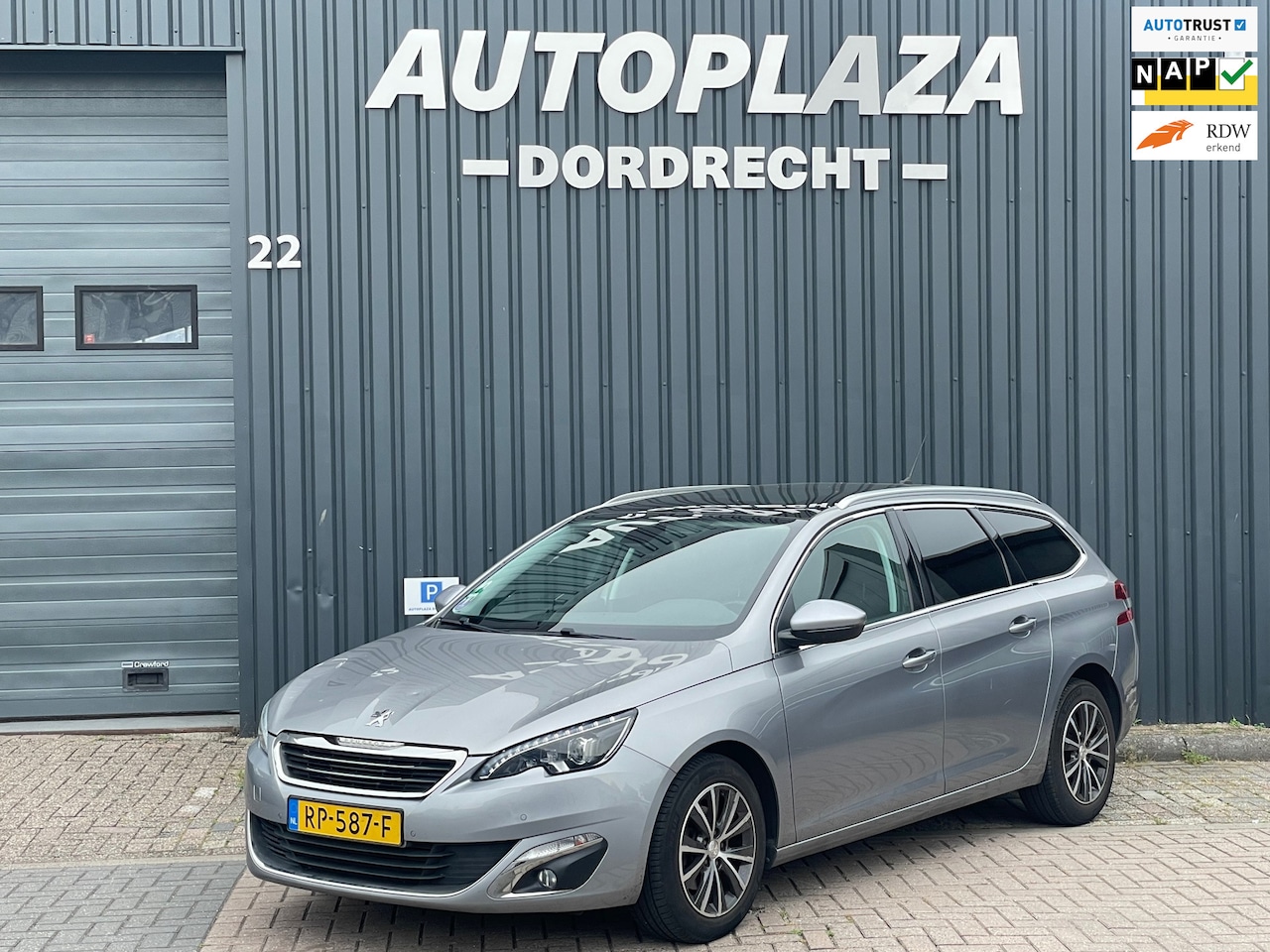 Peugeot 308 SW - 1.2 PureTech Allure|Pano|Trekhaak|Navi|Cam|PDC|Cruise| - AutoWereld.nl