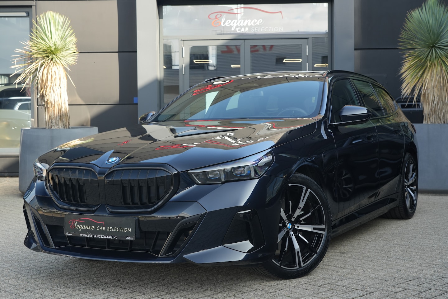 BMW 5-serie Touring - 530e M Sport High Executive 300pk Panoramadak/HarmanKardon/360Camera - AutoWereld.nl