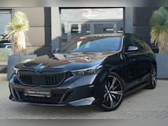 BMW 5-serie Touring - 530e M Sport | 300PK | Pano | HarmanKardon | 360° | HUD 530e Touring M Sport 300 PK Plug-i
