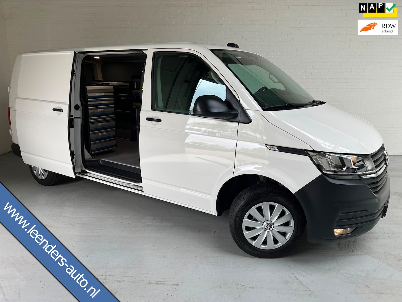 Volkswagen Transporter - Automaat DSG Servicewagen 2.0 TDI 150pk L2H1 3Persoons Sortimo Inrichting, Airco, Navigati - AutoWereld.nl