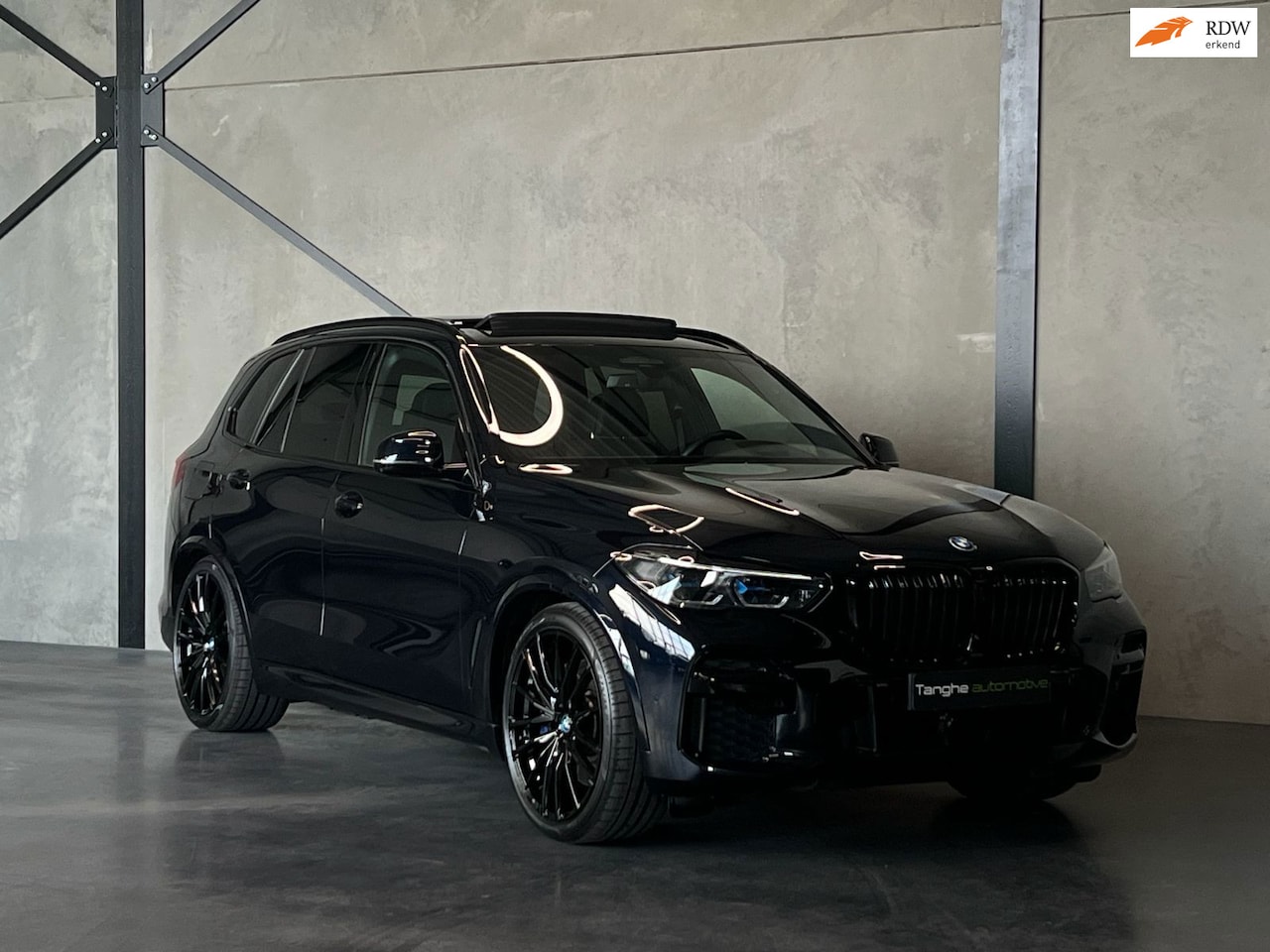 BMW X5 - XDrive45e, Panodak, Trekhaak, Stoelmassage en ventilatie, H&K, Laser - AutoWereld.nl