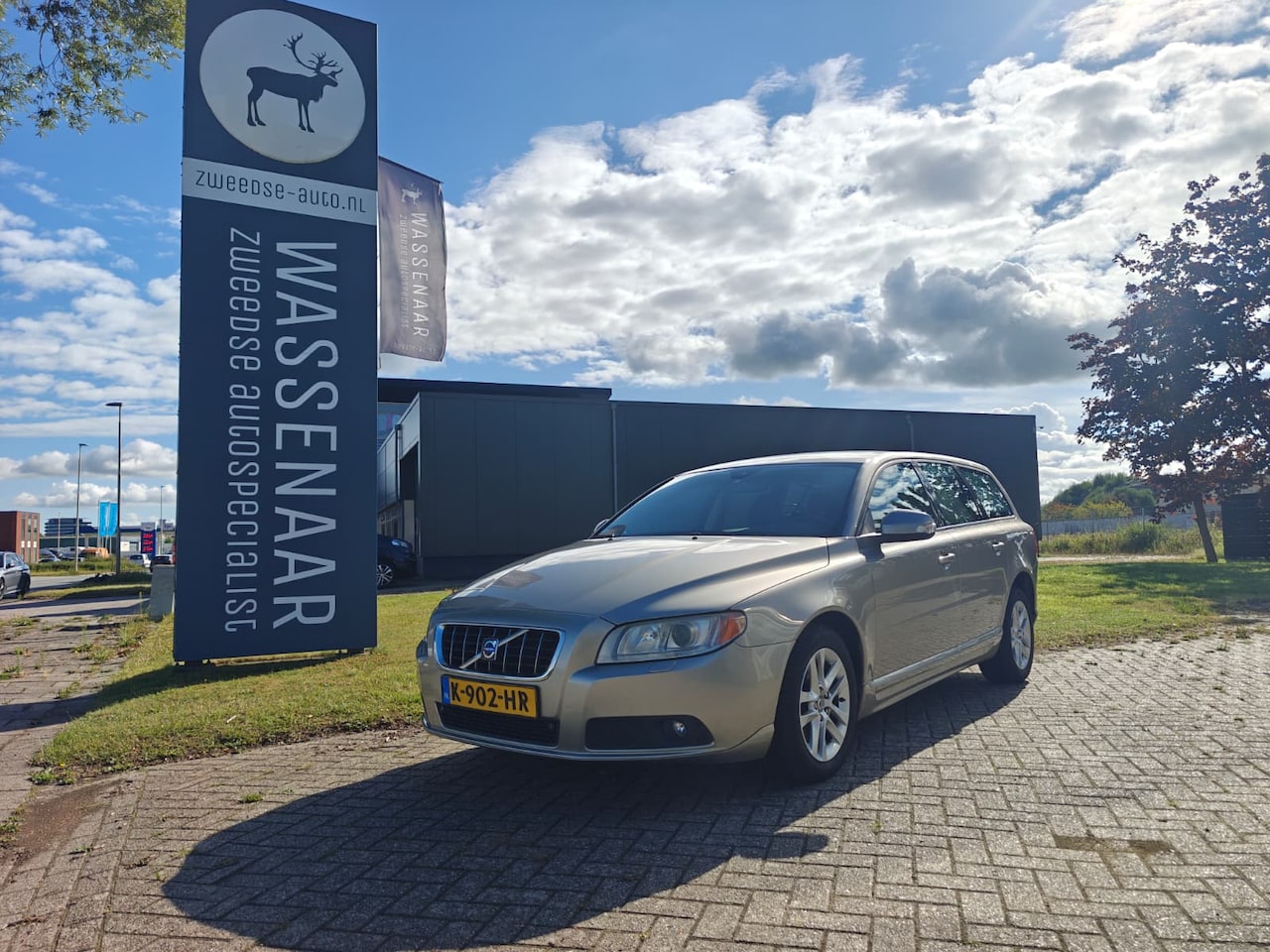 Volvo V70 - 2.0 Momentum | Leer | Trekhaak | - AutoWereld.nl