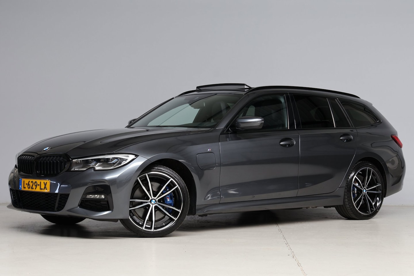BMW 3-serie Touring - 320e M-sport ShadowLine | panoramadak | head-up | harmankardon | laser led | 1e eigenaar | - AutoWereld.nl