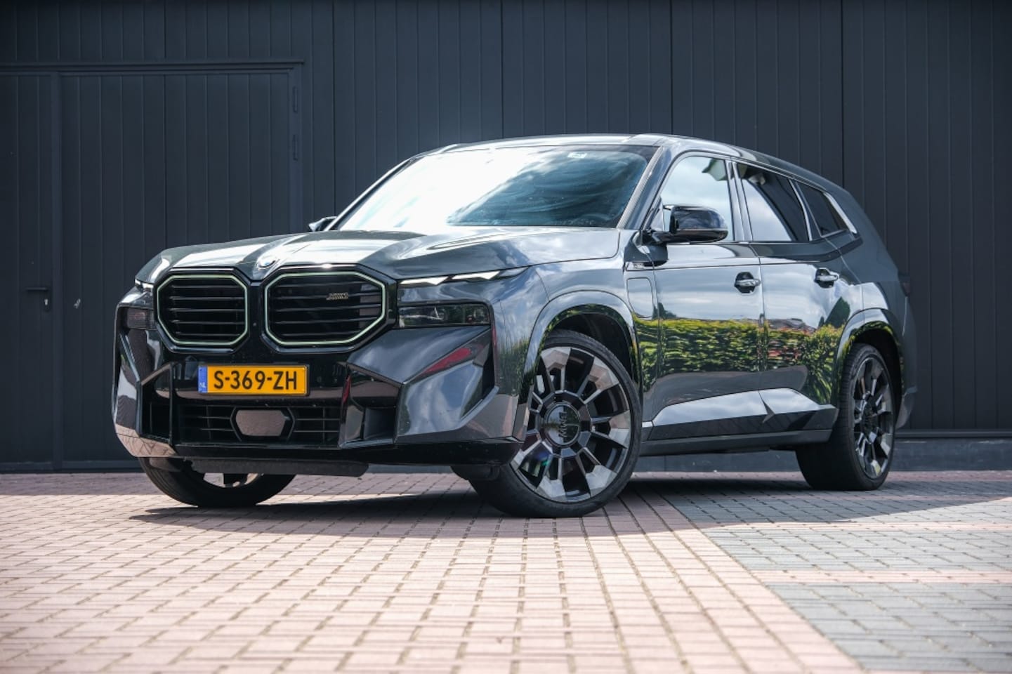 BMW XM - 44t M PHEV 30 kWh V8 T 653pk High Exe | M Package | 1 eig | Org NL | Carbon | Bowers & Wil - AutoWereld.nl