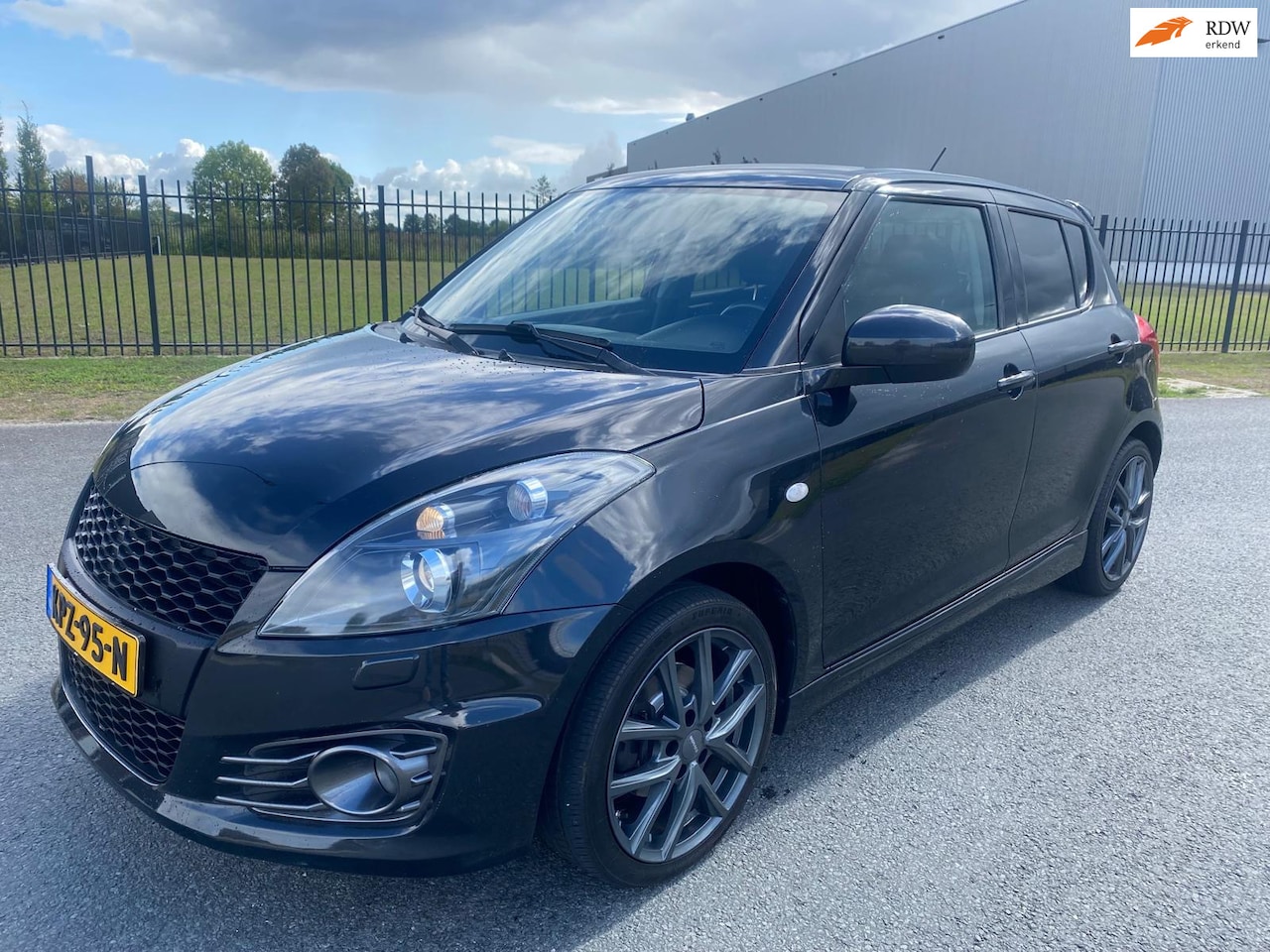 Suzuki Swift - 1.6 Sport|Bj 2016|5 drs|Bluetooth|Clima|Cruise|Keyless|Xenon|Privacy - AutoWereld.nl
