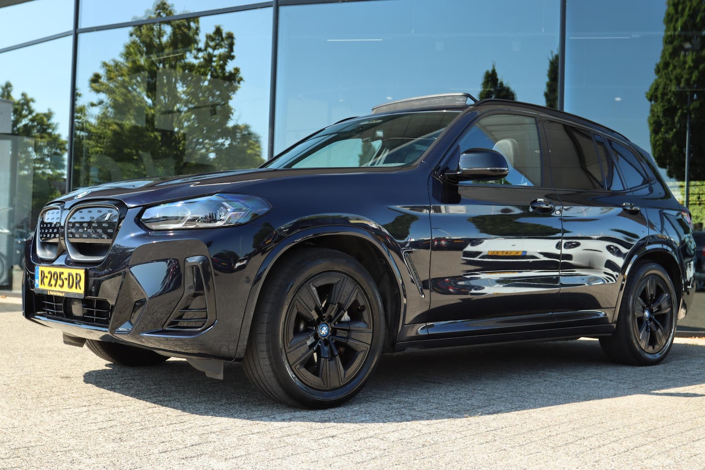 BMW iX3 - EXECUTIVE M-SPORT 80 KWH SOH 100% | SHADOWLINE | PANO | LEDER| CAMERA | MEMORY | CARPLAY | - AutoWereld.nl