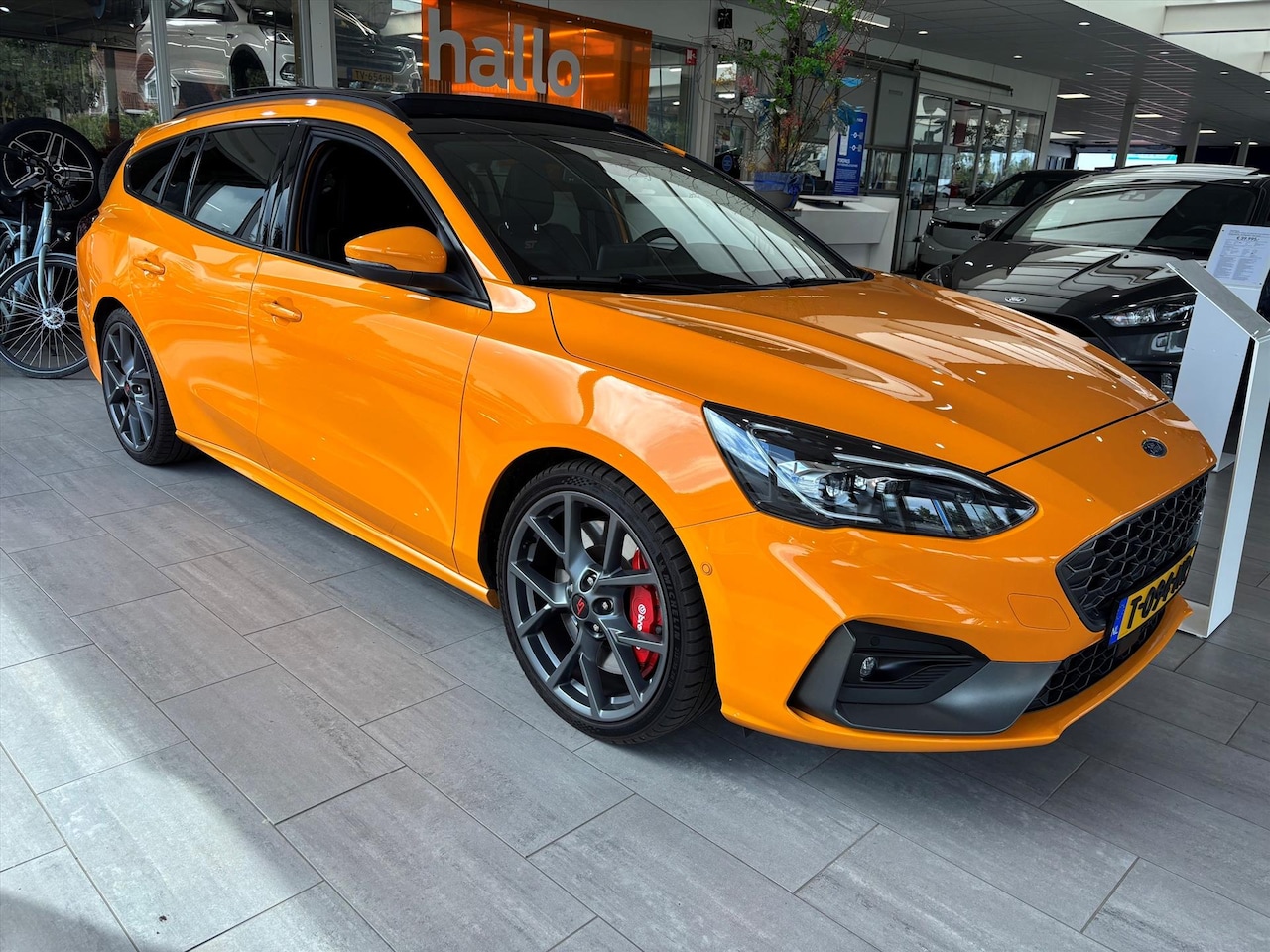 Ford Focus Wagon - 2.3 EcoBoost 280pk ST-3 Orange Fury I Pano - AutoWereld.nl