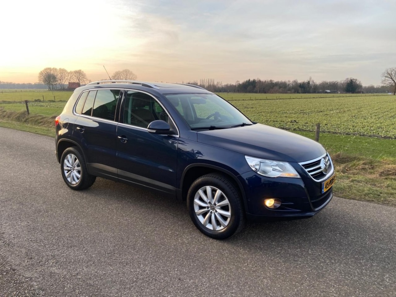 Volkswagen Tiguan - SPORTenSTYLE  Donkerbruin Leer   Panorama schuifkanteldak  Trekhaak