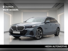 BMW 5-serie Touring - 520i M-Sport | 19" | Panorama | Driving Assistant Plus | Harman Kardon | Trekhaak | Mild H