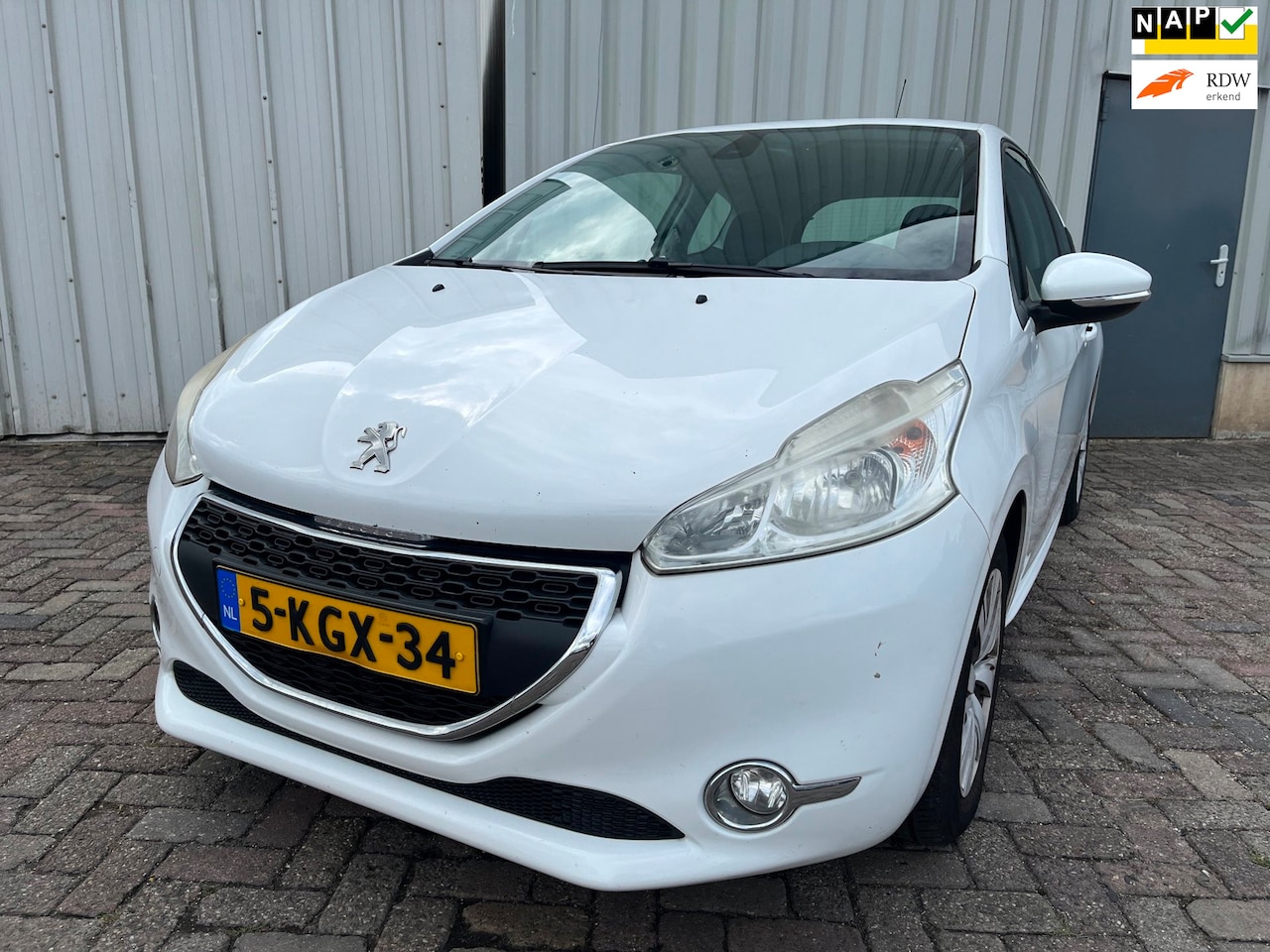 Peugeot 208 - 1.2 VTi Envy - Koppaking rookt wit - Schade - AutoWereld.nl