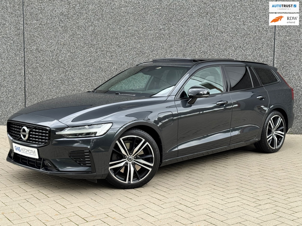 Volvo V60 - 2.0 T8 Twin Engine AWD R-Design | Pano | Dodehoekassistent | Carplay | Harman Kardon | Rij - AutoWereld.nl