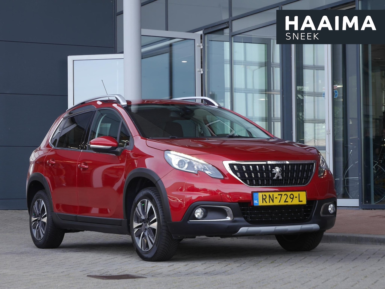 Peugeot 2008 - 1.2 PureTech Allure 110pk | Extra getint glas | Achteruitrijcamera | Climate control | App - AutoWereld.nl