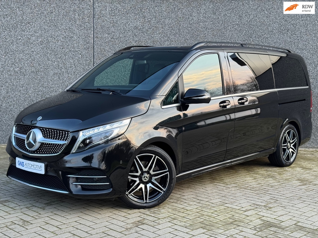 Mercedes-Benz V-klasse - V300d AMG | Trekhaak | Carplay | Cruise control | Koelkast | Camera | Sfeerverlichting | D - AutoWereld.nl