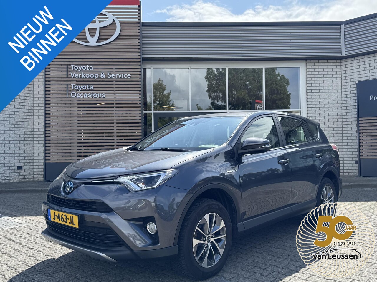 Toyota RAV4 - 2.5 Hybrid AWD ENERGY TREKHAAK 1650KG TREKGEW EL-ACHTERKLEP PARK-SENSOREN NAVI KEYLESS 17' - AutoWereld.nl