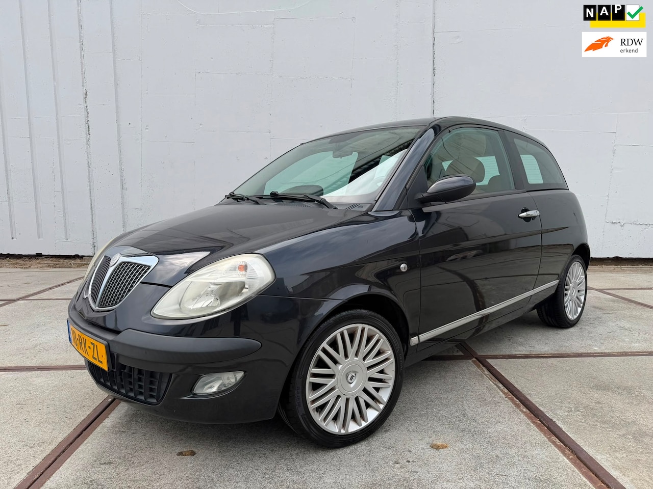 Lancia Y(psilon) - Ypsilon 1.4-16V Platino Leder - clima - lm velgen - isofix - Bose sound systeem - cruise c - AutoWereld.nl
