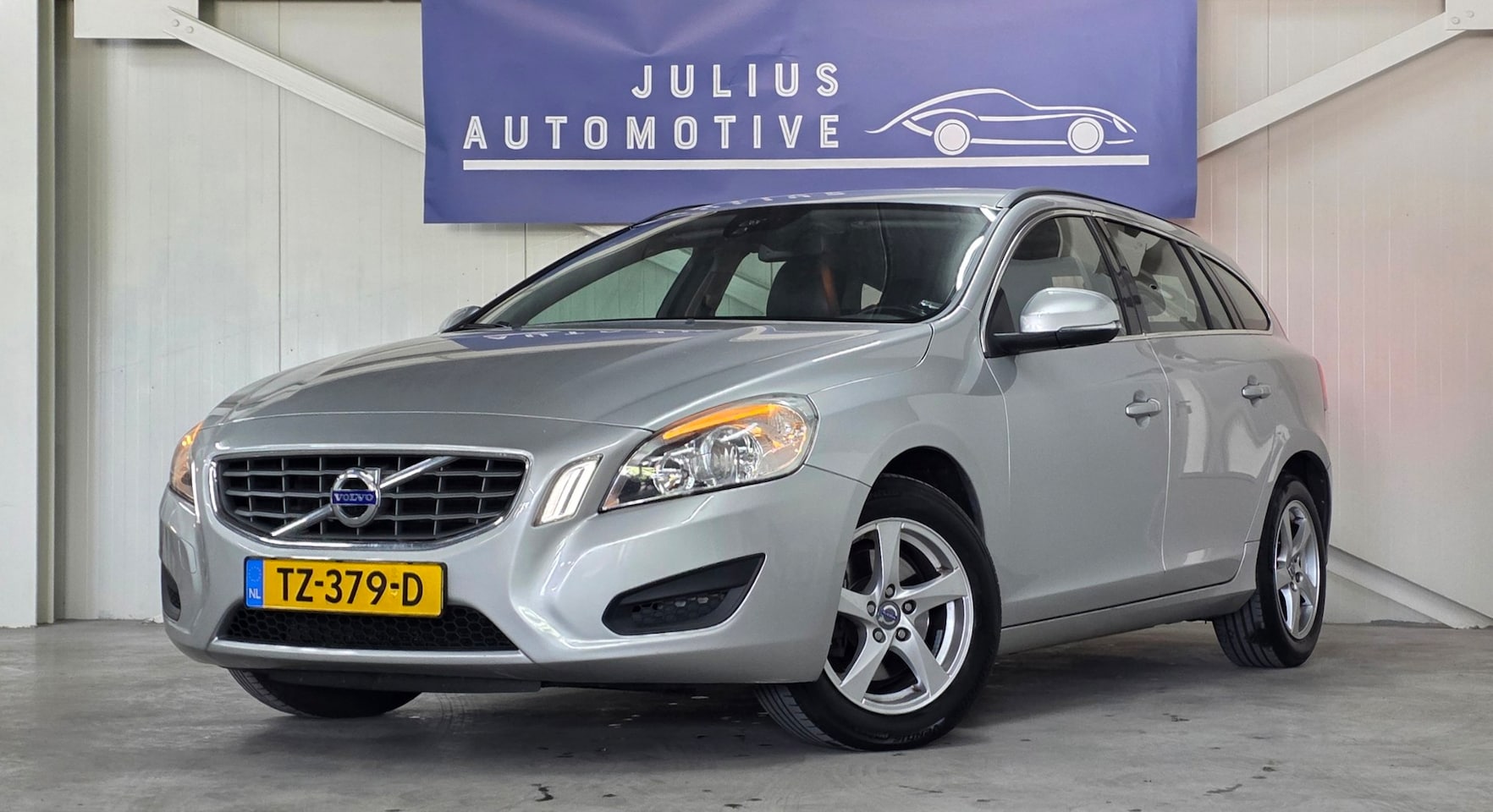 Volvo V60 - 1.6 T3 Momentum Volledig Onderhouden Trekhaak Leer Nieuwe APK Garantie! - AutoWereld.nl