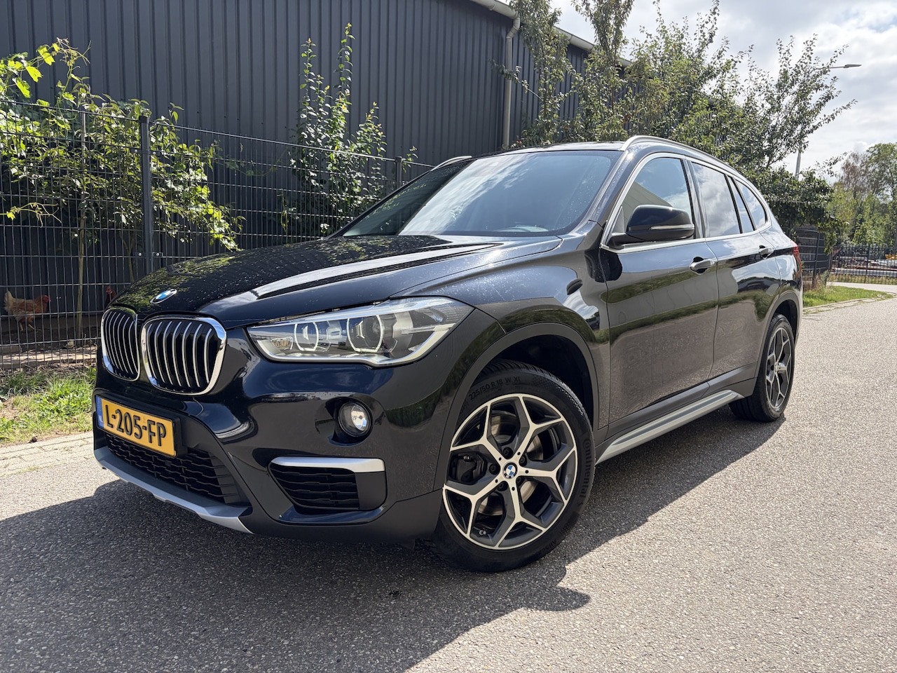 BMW X1 - xDrive20i High Executive / AUTOMAAT / LEER / NAVI / CRUISE / TREKHAAK / 105dkm! - AutoWereld.nl