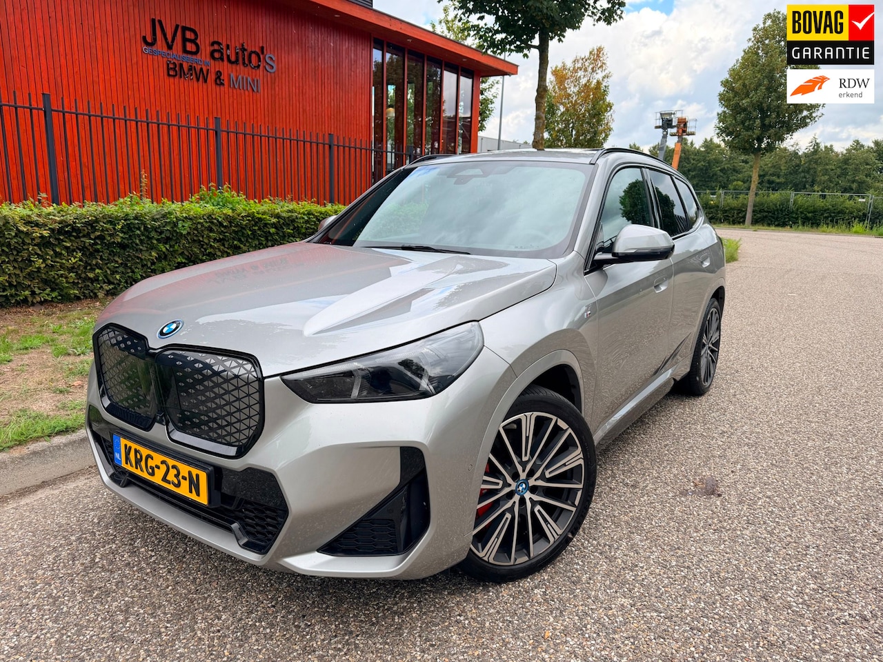 BMW iX1 - xDrive30 XDrive30, M-Sport PRO, panorama, trekhaak, H&K, HUD, driving assistant plus - AutoWereld.nl