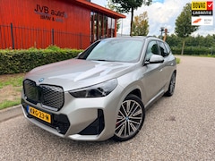 BMW iX1 - XDrive30, M-Sport PRO, panorama, trekhaak, H&K, HUD, driving assistant plus