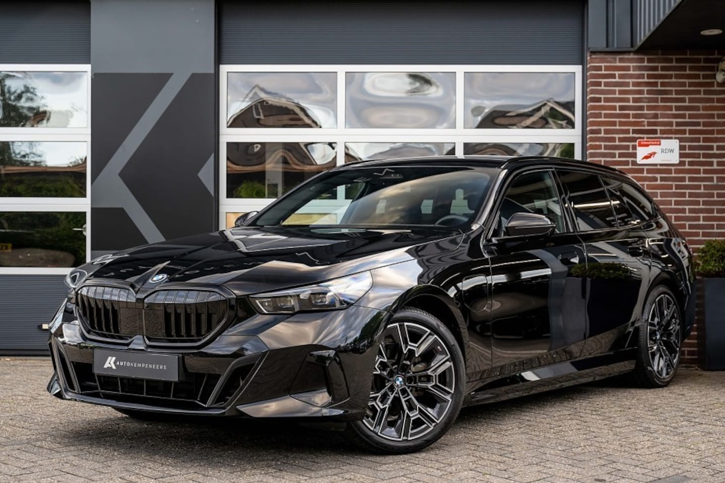 BMW 5-serie Touring - 530e xDrive M Sport | Bowers & Wilkins | 360° Camera | Trekhaak | Iconic Glow | Head-Up | - AutoWereld.nl