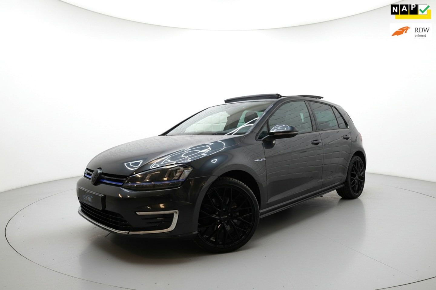 Volkswagen Golf - 1.4 TSI GTE WEINIG KM PANO CARPLAY NAP - AutoWereld.nl