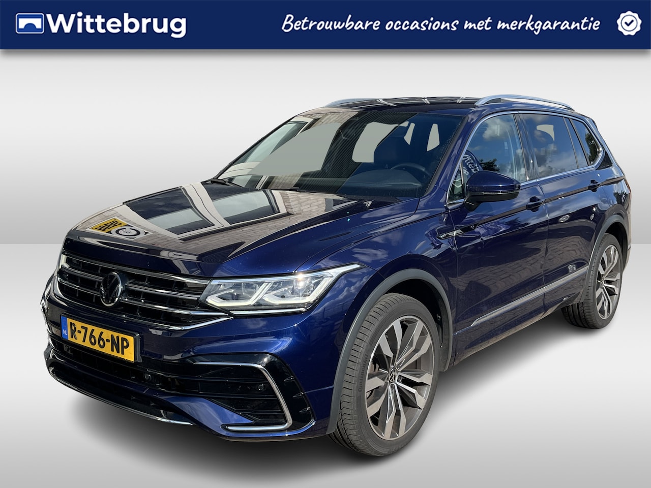 Volkswagen Tiguan Allspace - 1.5 TSI R-Line 7p. / 7 PERSOONS/ AUTOMAAT/ 2X R-LINE/ DIGITAL DASH/ CRUISE/ NAVI/ APP-CONN - AutoWereld.nl