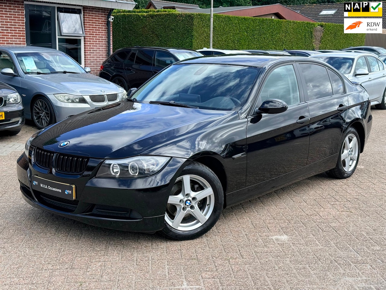 BMW 3-serie - 318i|LEES BESCHRIJVING!!|Carplay|Cruise control|Airco.. - AutoWereld.nl