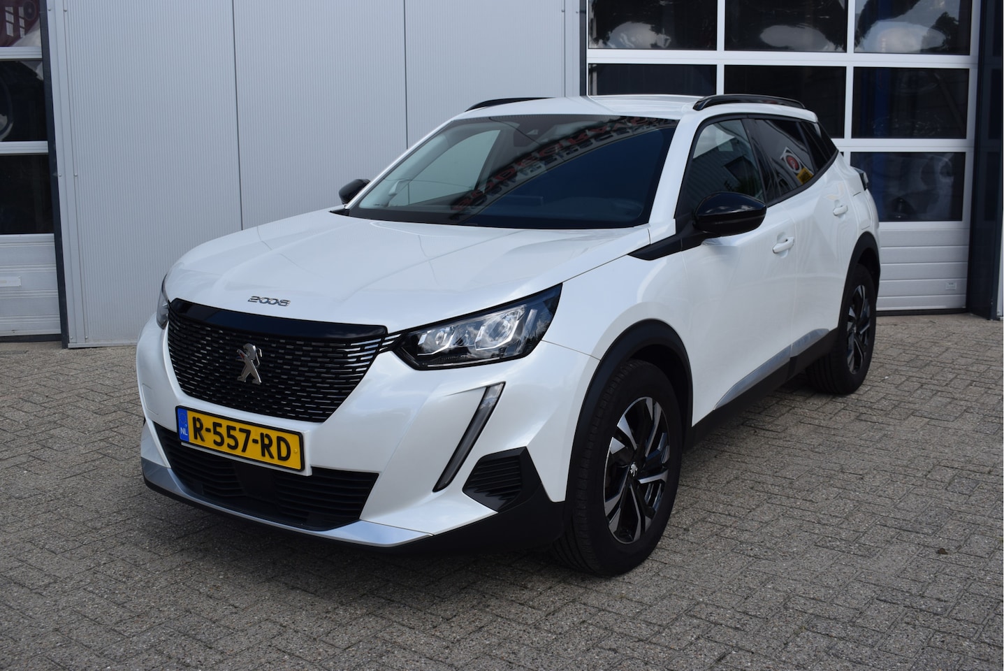Peugeot 2008 - 1.2 Allure Pack 100PK | NL-Auto | Camera | Keyless Entry & Start - AutoWereld.nl
